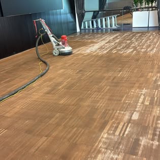 Ponçage du parquet sur chantier